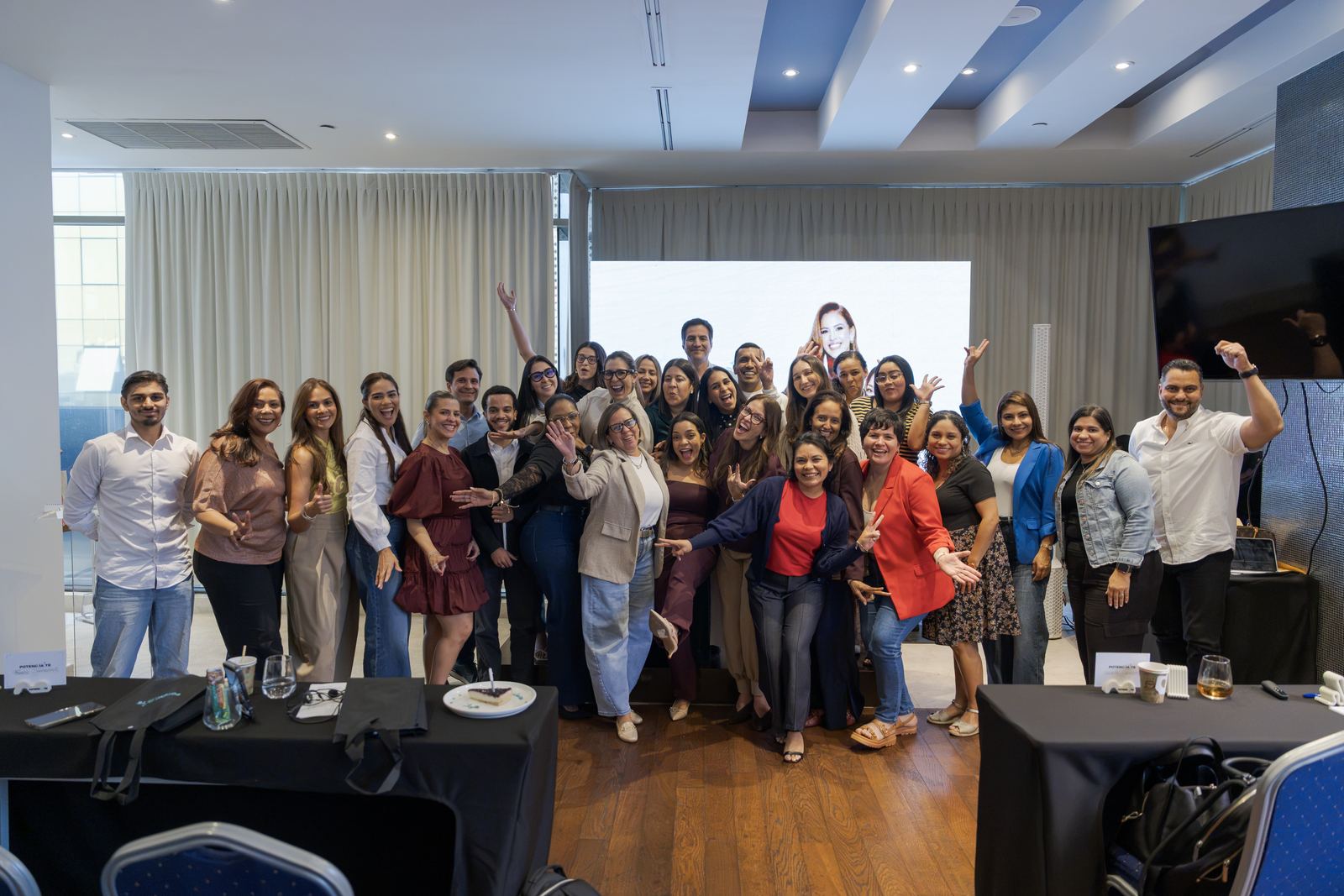 El cierre: 30 personas, una sola foto